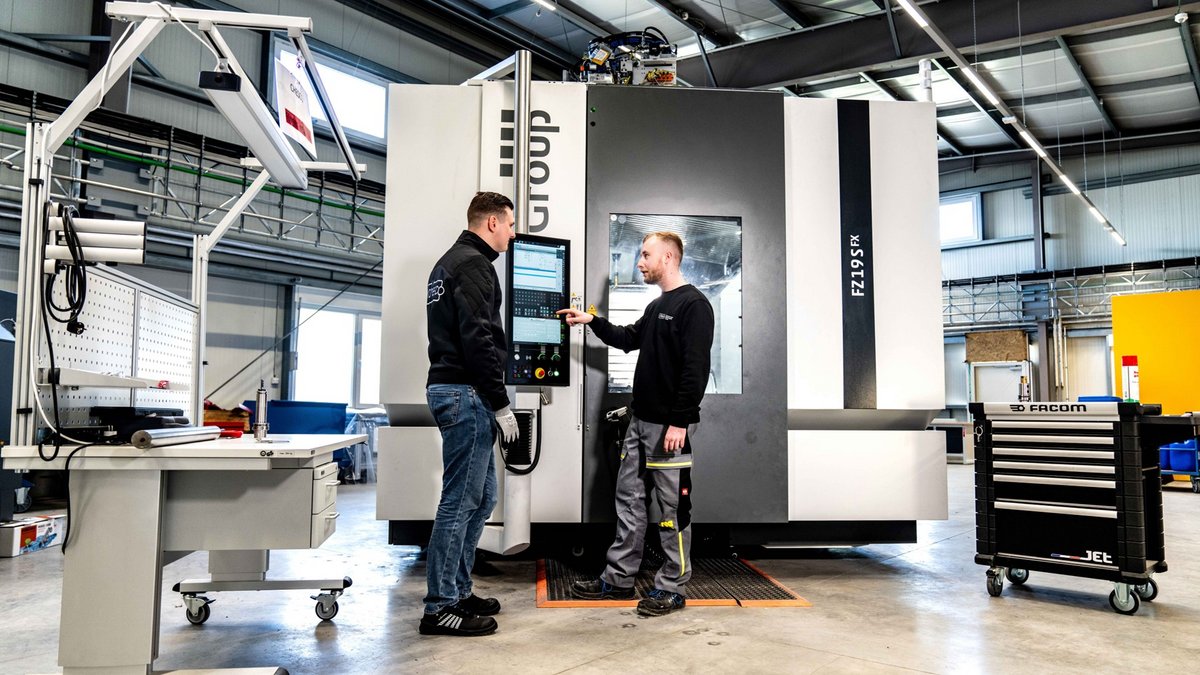 Zwei Männer unterhalten sich in der chesco Forschungsfabrik