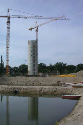 Blick über Grundwasserauffang- und Sickergrube auf die Baustelle