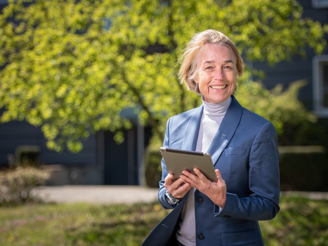 Portraitfoto Christiane Hipp draußen in der Frühlingssonne