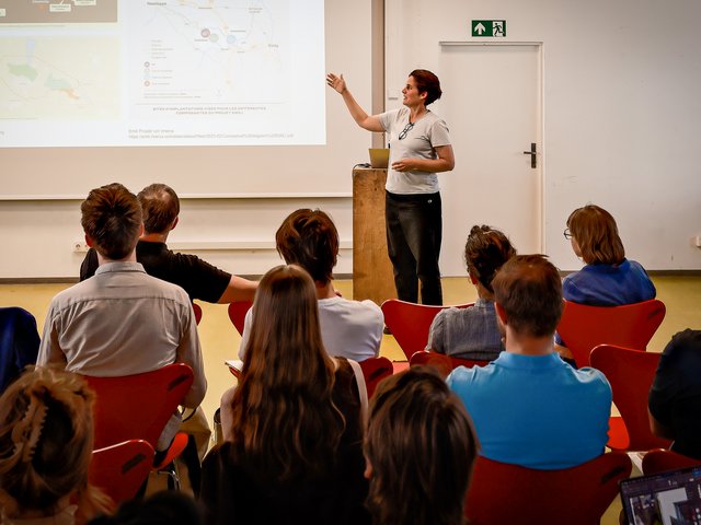 Prof. Dr. Nina Gribat erläutert ein Forschungsprojekt; Foto: Prof. Dr.-Ing. Bernhard Weyrauch