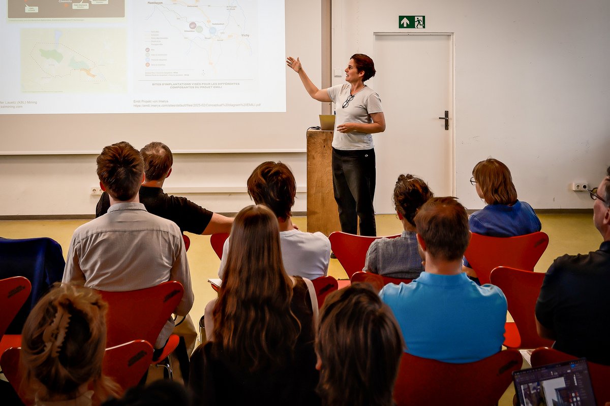 Forschungstag am Insta Prof. Dr. Nina Gribat erläutert ein Forschungsprojekt; Foto: Prof. Dr.-Ing. Bernhard Weyrauch