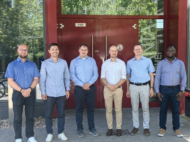 Gruppenbild der Verantwortlichen im HeatCoatRoll-Projekt des FHF zusammen mit den Beteiligten aus der Wirtschaft vor dem Panta Rhei Gebäude der BTU Cottbus-Senftenberg