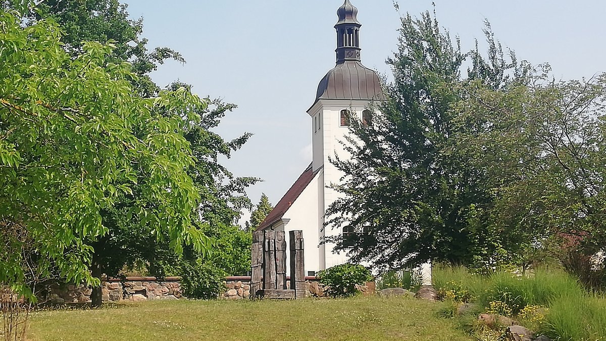 Das Foto zeigt die Kirche auf dem Dorfanger in Horno