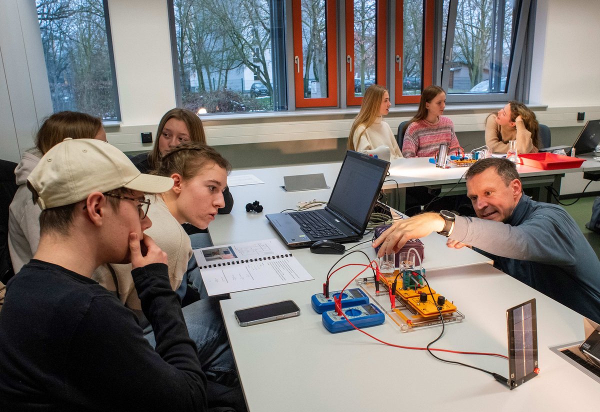 Students test electrical circuits.