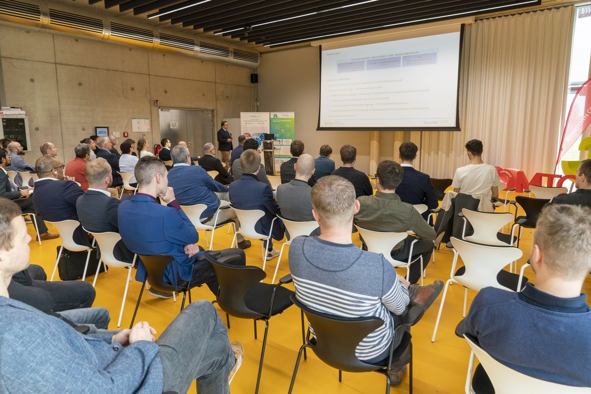 Sicht über das Plenum während eines Vortrags beim SpreeTec neXt Industriekreistreffens 2024