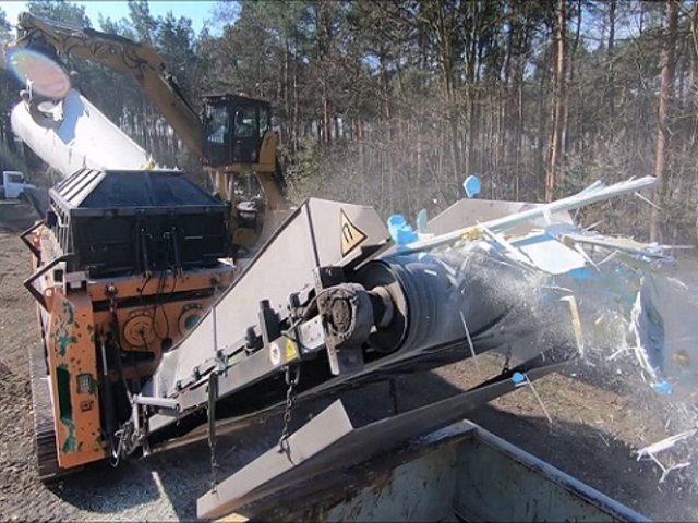 Machine for shredding rotor blades