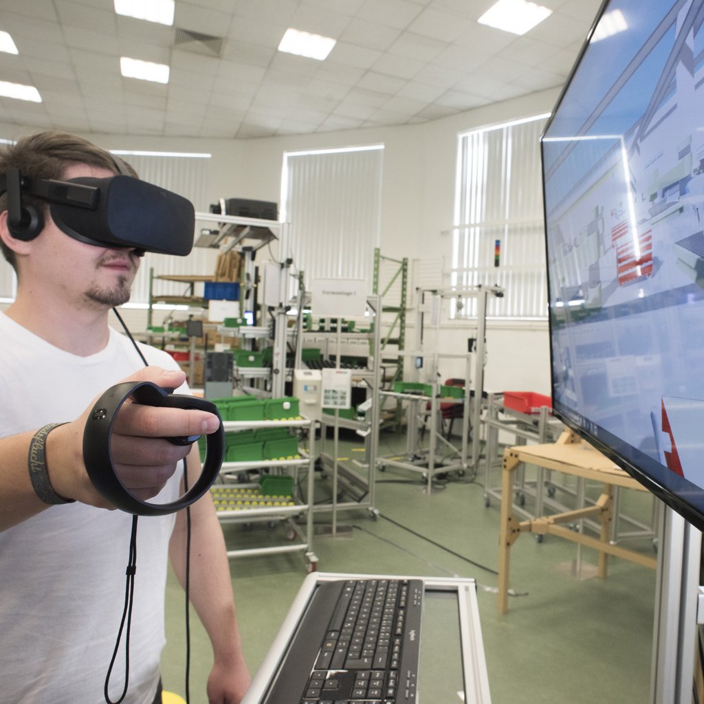 Student mit VR Brille in der digitalen Fabrik