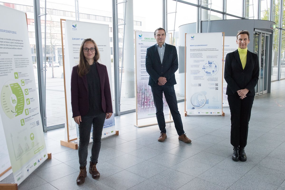 Prof. Gesine Grande (li.), Prof. Peter Schierack und Vikoria Witte vor der Ausstellungitte M 