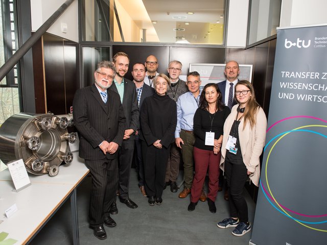 Die Delegation der High Level Conference vor dem Besprechungsraum.