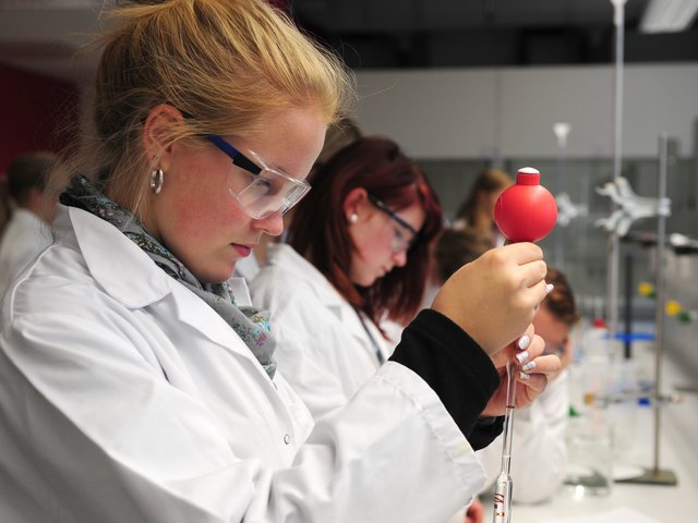 Schülerinnen bei Laborversuchen während des Probestudiums