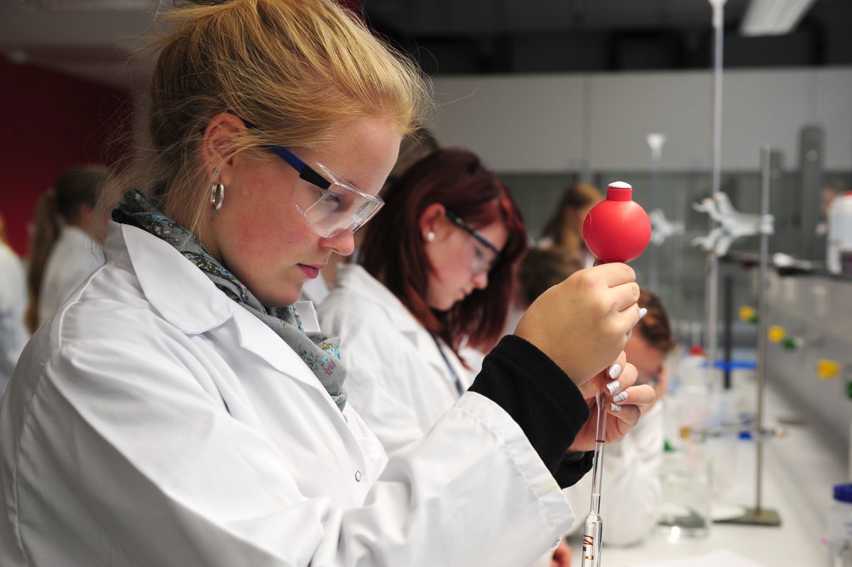 Schülerinnen bei Laborversuchen während des Probestudiums