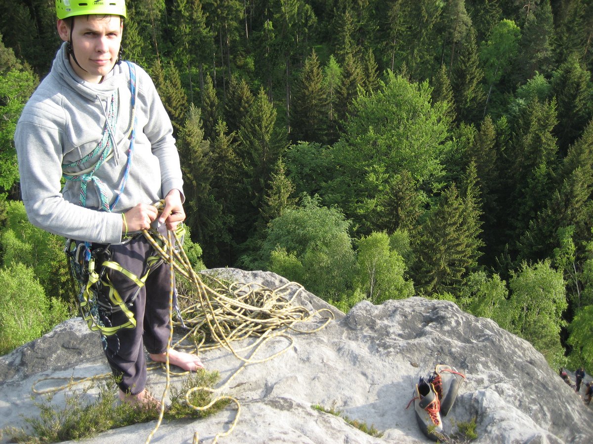 Robert in Kletterausrüstung auf einem Felsen