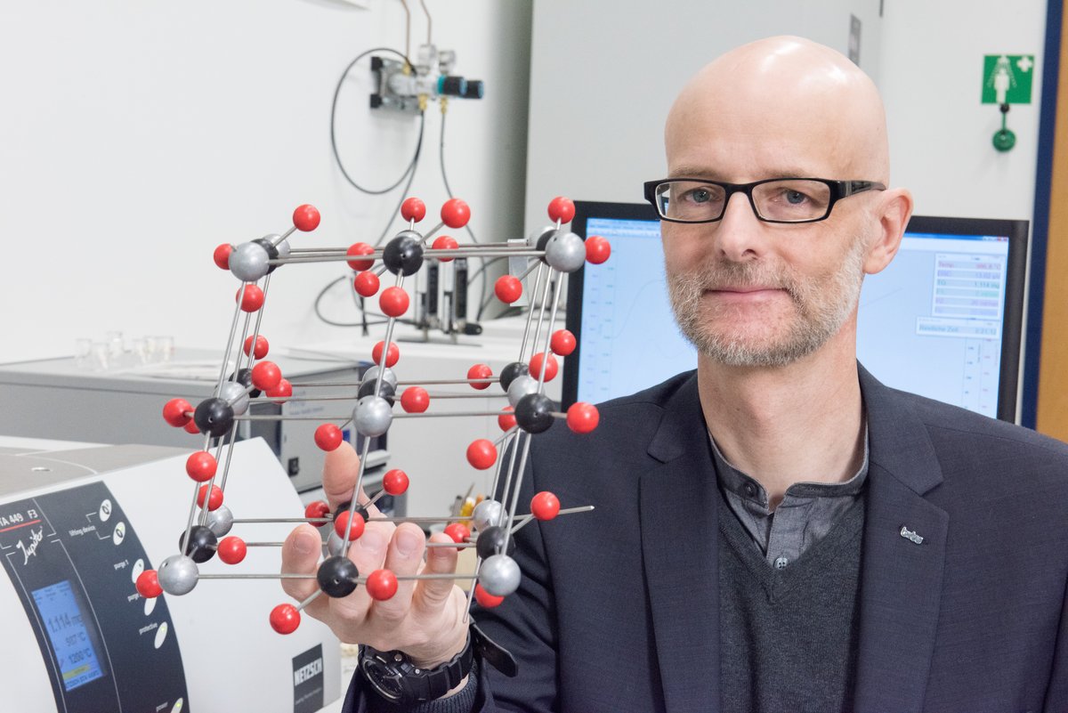 Prof. Peer Schmidt mit einem Modell einer Kristallstrukturr