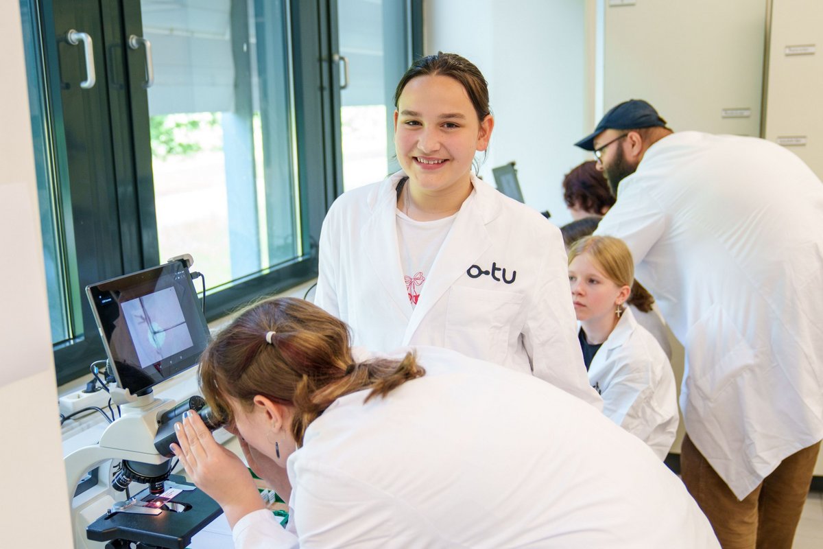 Schüler*innen experimentieren im Biologielabor.