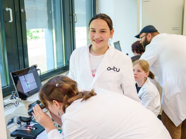Schüler*innen experimentieren im Biologielabor.