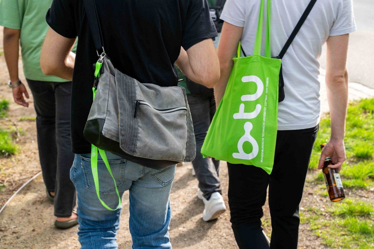 Nahaufnahme grüner Beutel mit BTU-Logo