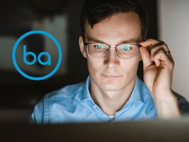 BWL-Student studiert den Bildschirm