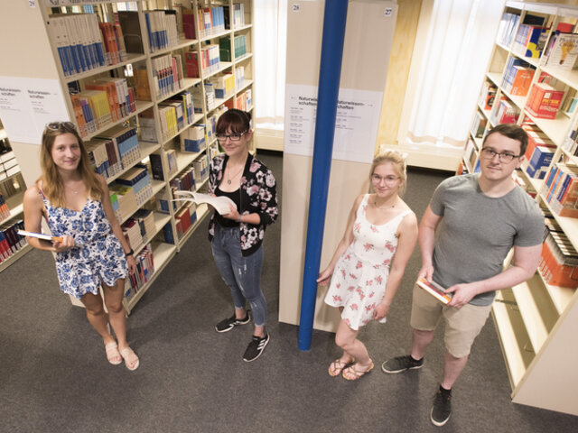 Das Foto zeigt junge Studierende in dr Bibliothek am Campus Senftenberg. 