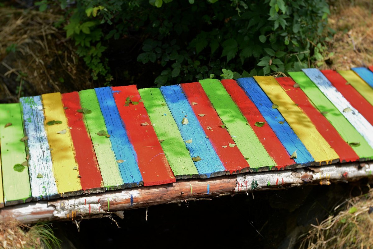 Eine bunt bemalte Brücke als Symbol für Übergänge in der frühen Kindheit