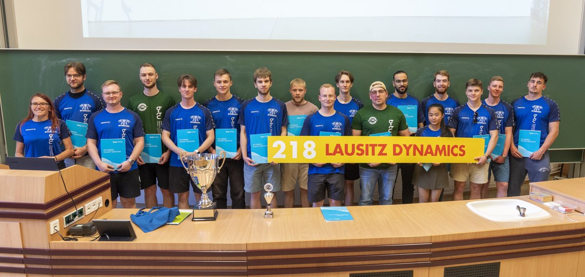 Das studentische Team Lausitz Dynamics mit eienm Banner.