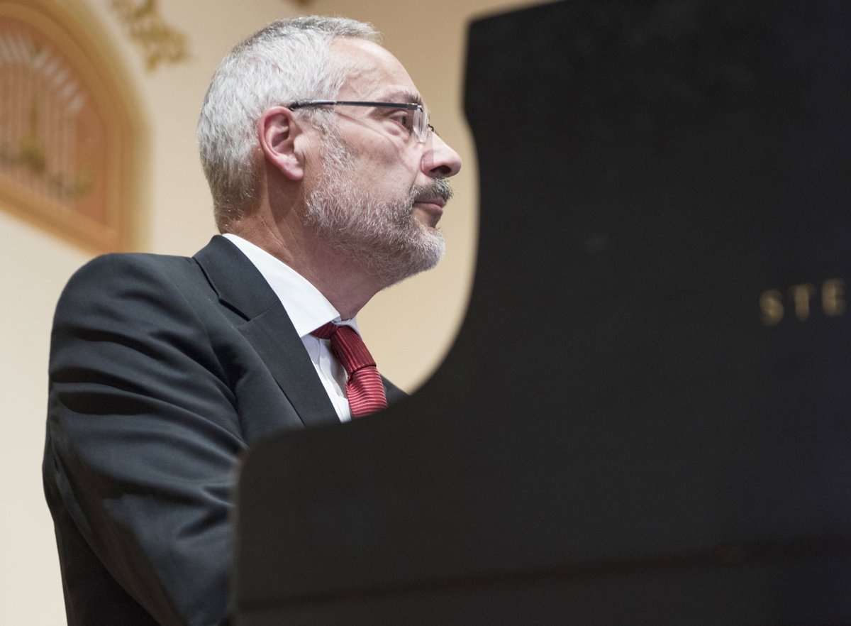 Professor Wolfgang Glemser während eines Konzertes am Klavier. Foto: BTU, Elisabeth Helm 