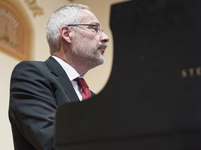 Professor Wolfgang Glemser during a concert at the piano. Photo: BTU, Elisabeth Helm 