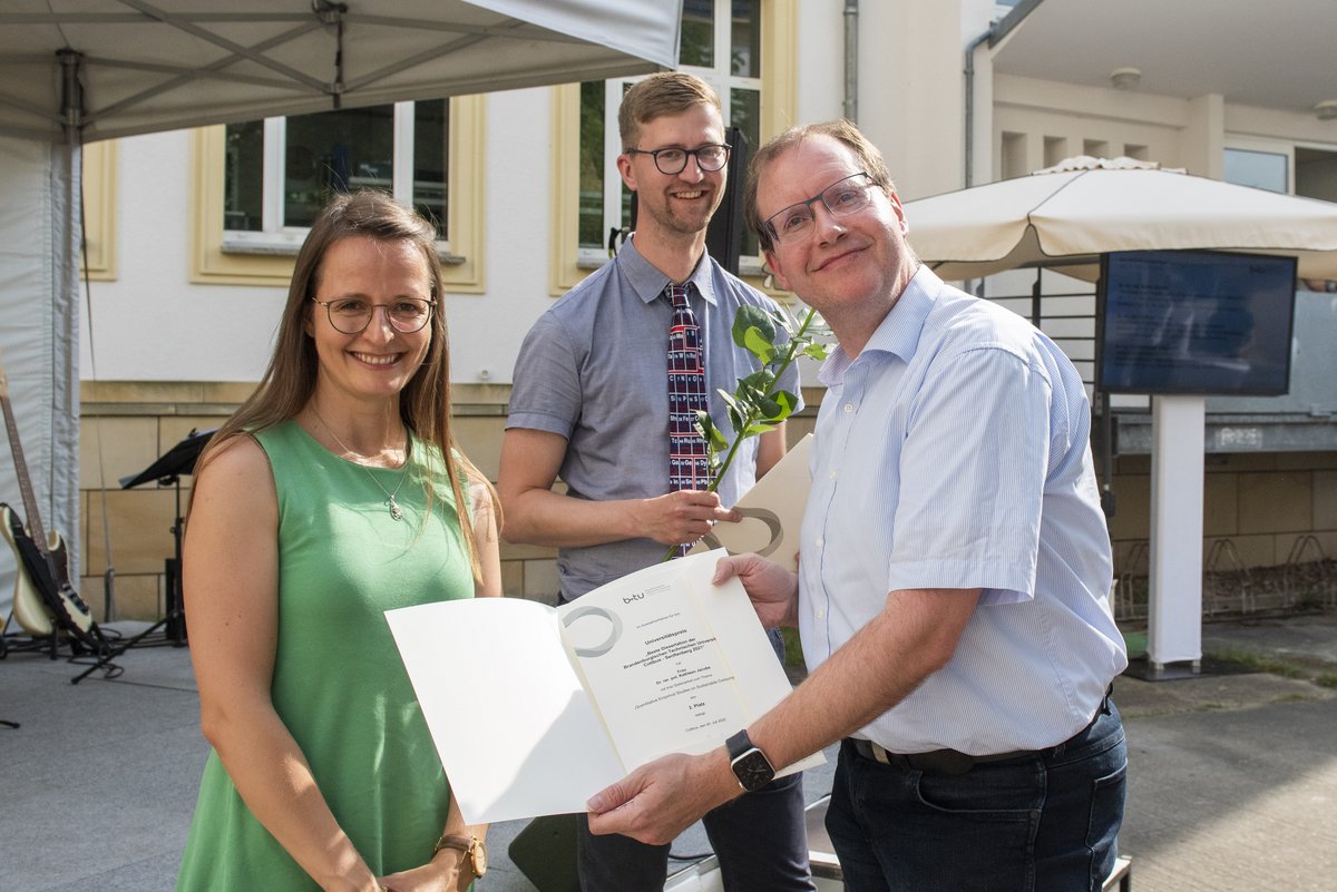 Vice President Prof. Michael Hübner presents the certificate