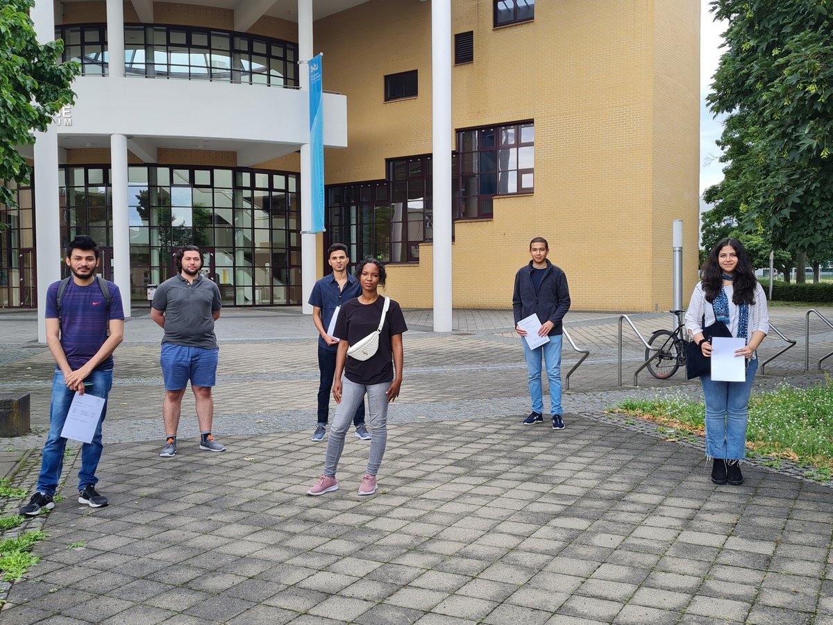 Teilnehmende des ESiSt Sprach- und Fachkursprogramms stehen vor dem Konrad-Zuse-Medienzentrum am Campus Senftenberg. Foto: Kathrin Erdmann, BTU