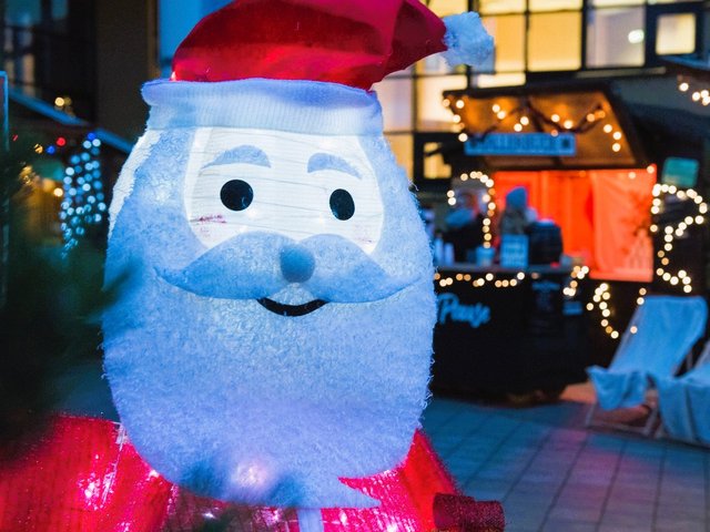 Lebensgroße Weihnachtsmannfigur auf dem Campus.