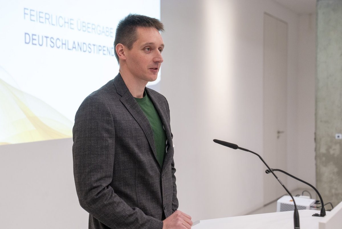 Bild von einem Studierenden am Pult