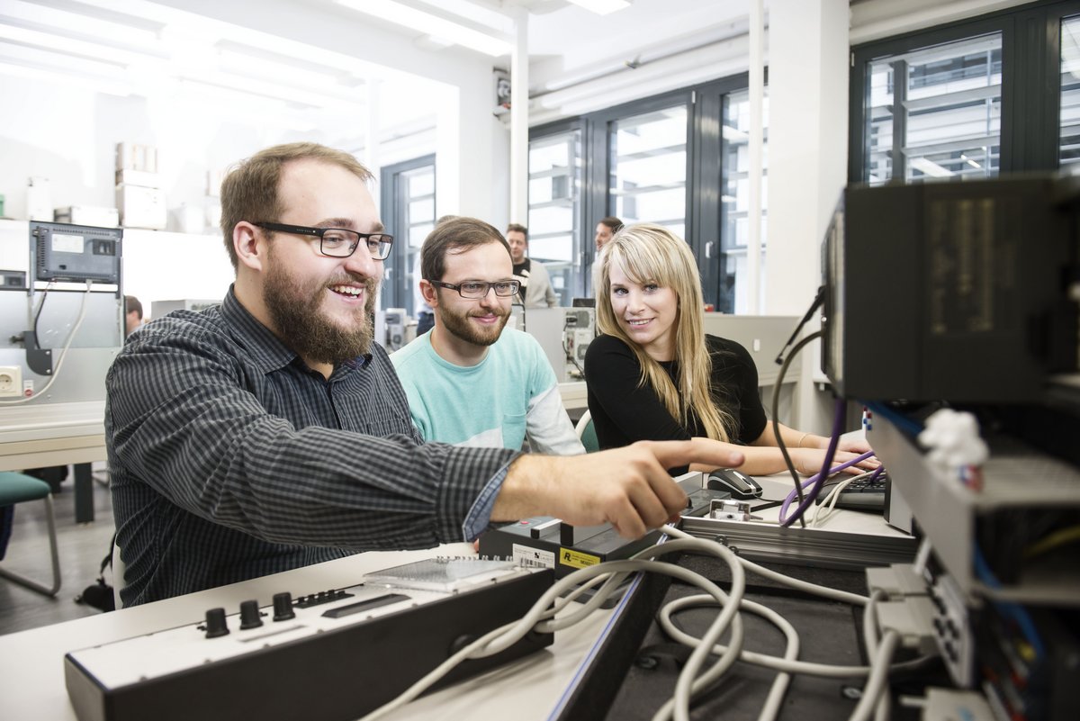 Studierende im Labor