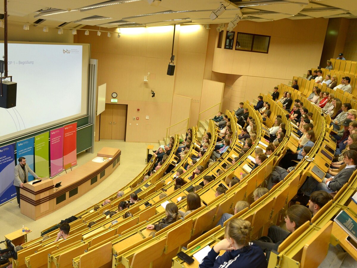 Die Erstsemester der Studiengänge Lehramt Primarstufe bei der Begrüßung durch den Studiengangsleiter Prof. Dr. Maximilian Piotraschke. 