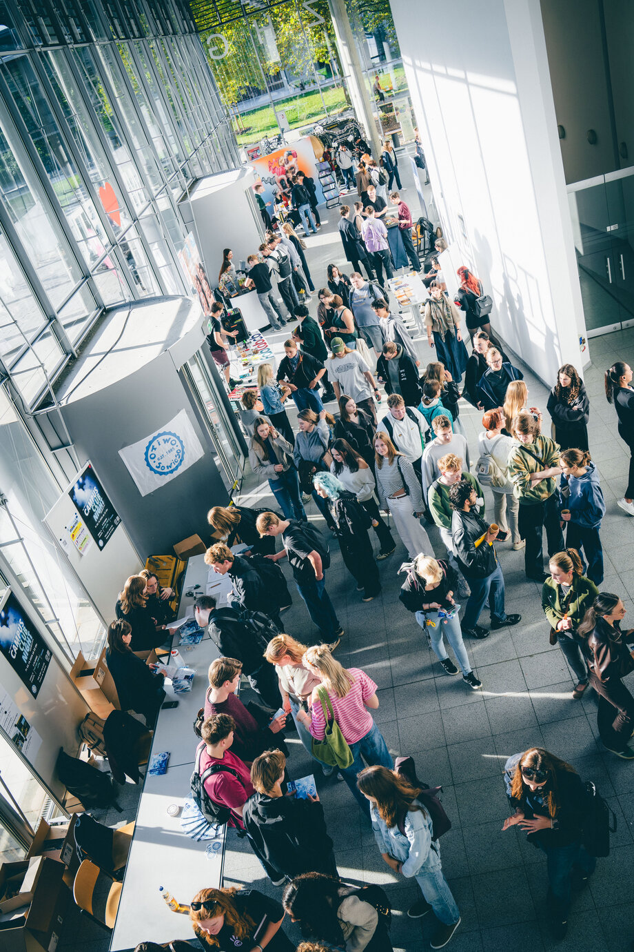 Infomarkt mit diversen Ausstellern im Foyer des Zentralen Hörsaalgebäudes am Zentralcampus Cottbus