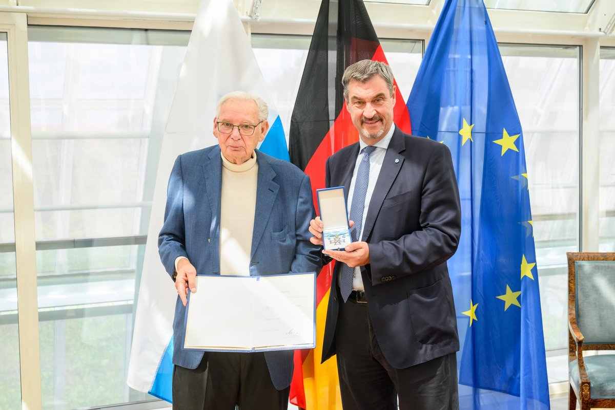Der Bayerische Ministerpräsident Markus Söder überreichte Prof. Rohde (l.) den Bayerischen Verdienstorden. Foto: Bayerische Staatskanzlei.