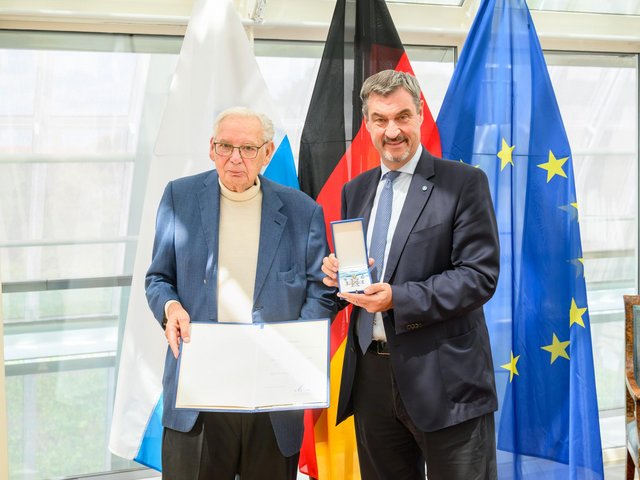 Der Bayerische Ministerpräsident Markus Söder überreichte Prof. Rohde (l.) den Bayerischen Verdienstorden. Foto: Bayerische Staatskanzlei.
