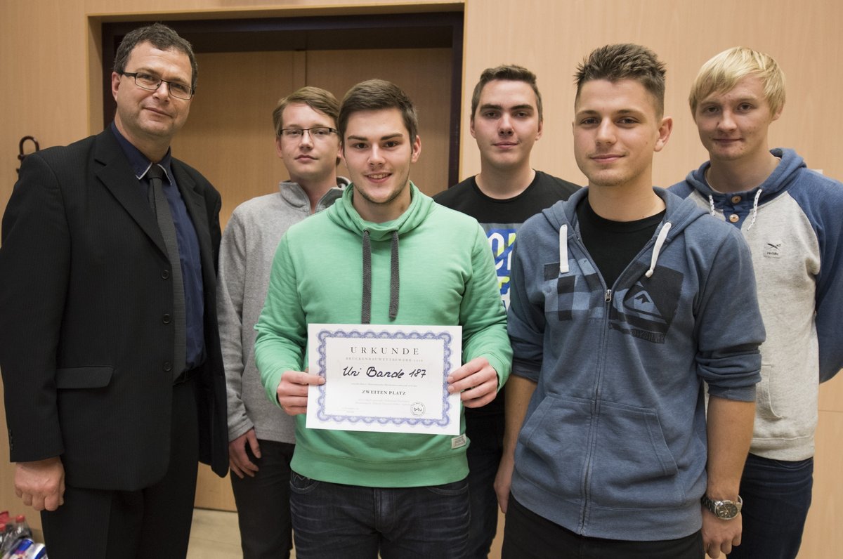 Das zweitplatzierte Team mit Prof. Simon (links). 