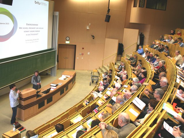 Voller Hörsaal bei der Eröffnung des 33. Semesters der Seniorenakademie.