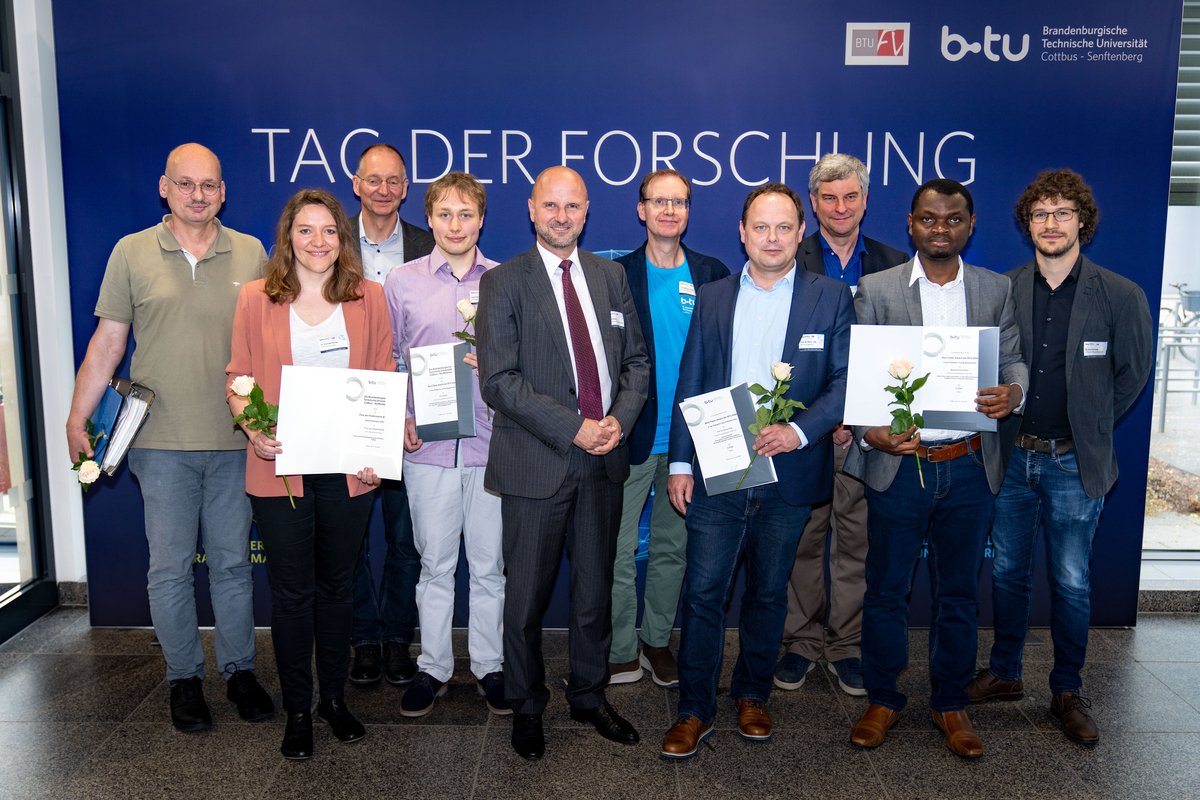 Gruppenbild aller Preisträger*innen