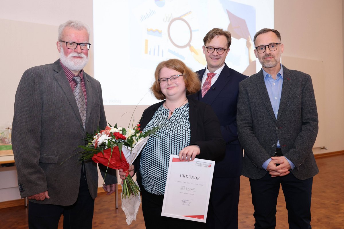 In the photo (from left): the Chairman of the Senftenberg City Council Peter Rössiger, award winner Dr. Saskia Fischer, the Mayor of Senftenberg Andreas Pfeiffer, Prof. Dr. Ludwig Bilz. Photo:Steffen Rasche