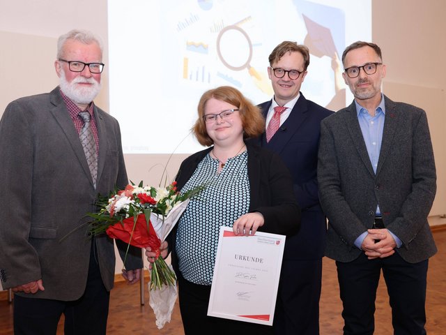 Auf dem Foto (von links): der Vorsitzende der Stadtverordnetenversammlung Senftenberg Peter Rössiger, Preisträgerin Dr. Saskia Fischer, der Bürgermeister der Stadt Senftenberg Andreas Pfeiffer, Prof. Dr. Ludwig Bilz. Foto:Steffen Rasche