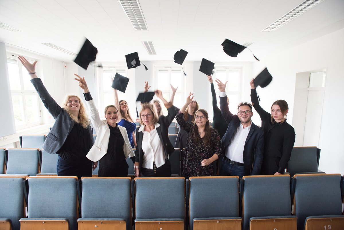 Gruppenfoto von Alumni der gesundheitsbezogenen Studiengänge.