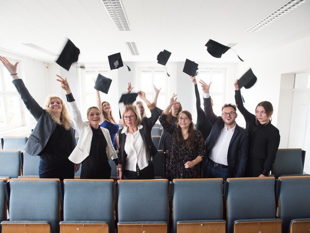 Gruppenfoto von Alumni der gesundheitsbezogenen Studiengänge.