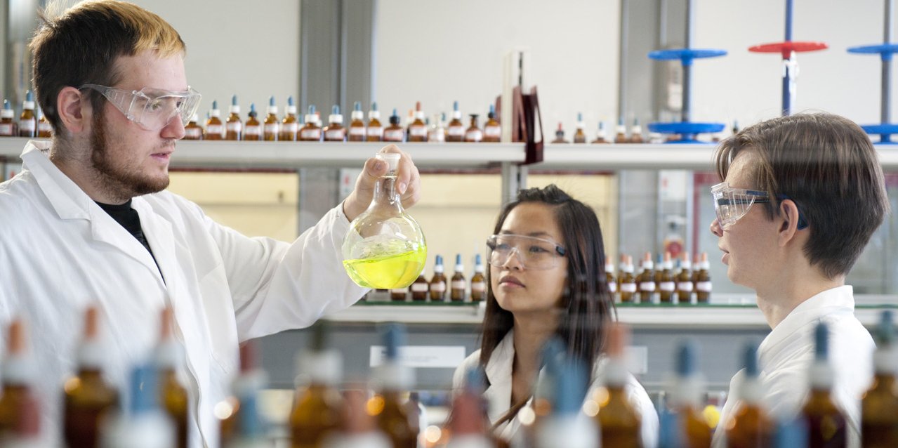 Students in Master Materials Chemistry in the laboratory