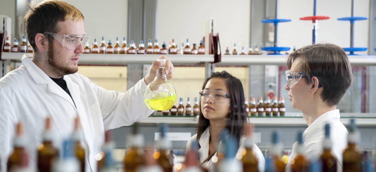 Studierende im Master Materialchemie im Labor am Campus Senftenberg