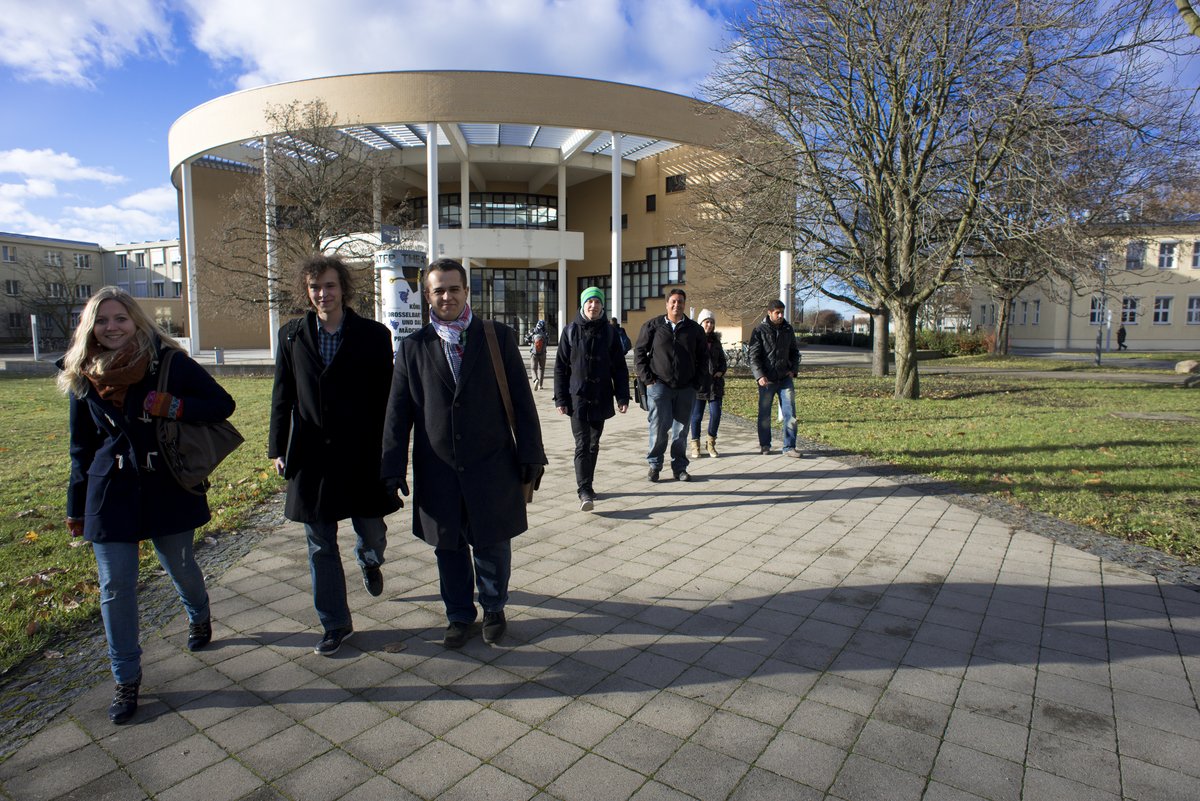 Studierende vor dem Geb. 11 am Campus Senftenberg