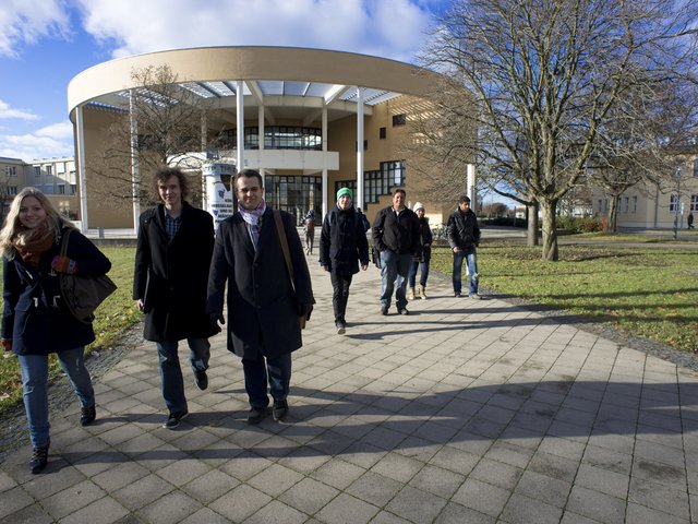 Studierende vor dem Geb. 11 am Campus Senftenberg