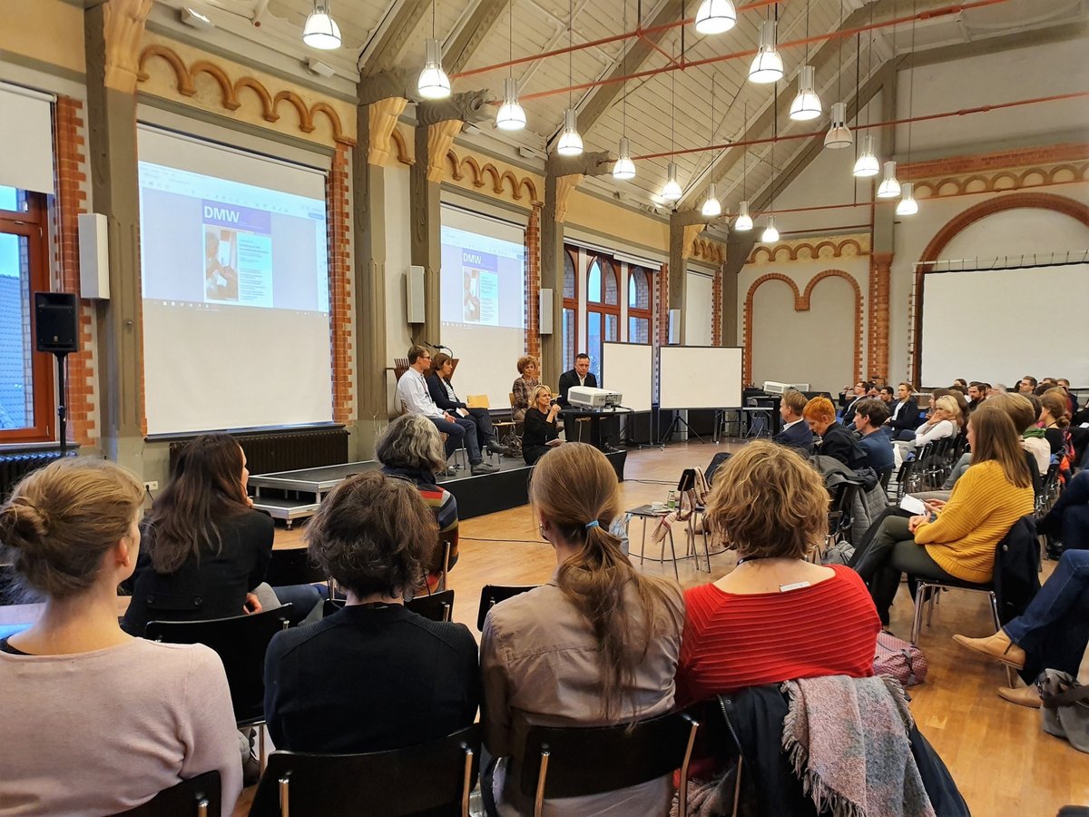 Teilnehmende der Podiumsdiskussion sitzen im Saal und diskutieren mit den erhöht sitzenden Gesprächspartnern. Foto: Prof. Christian Kopkow 