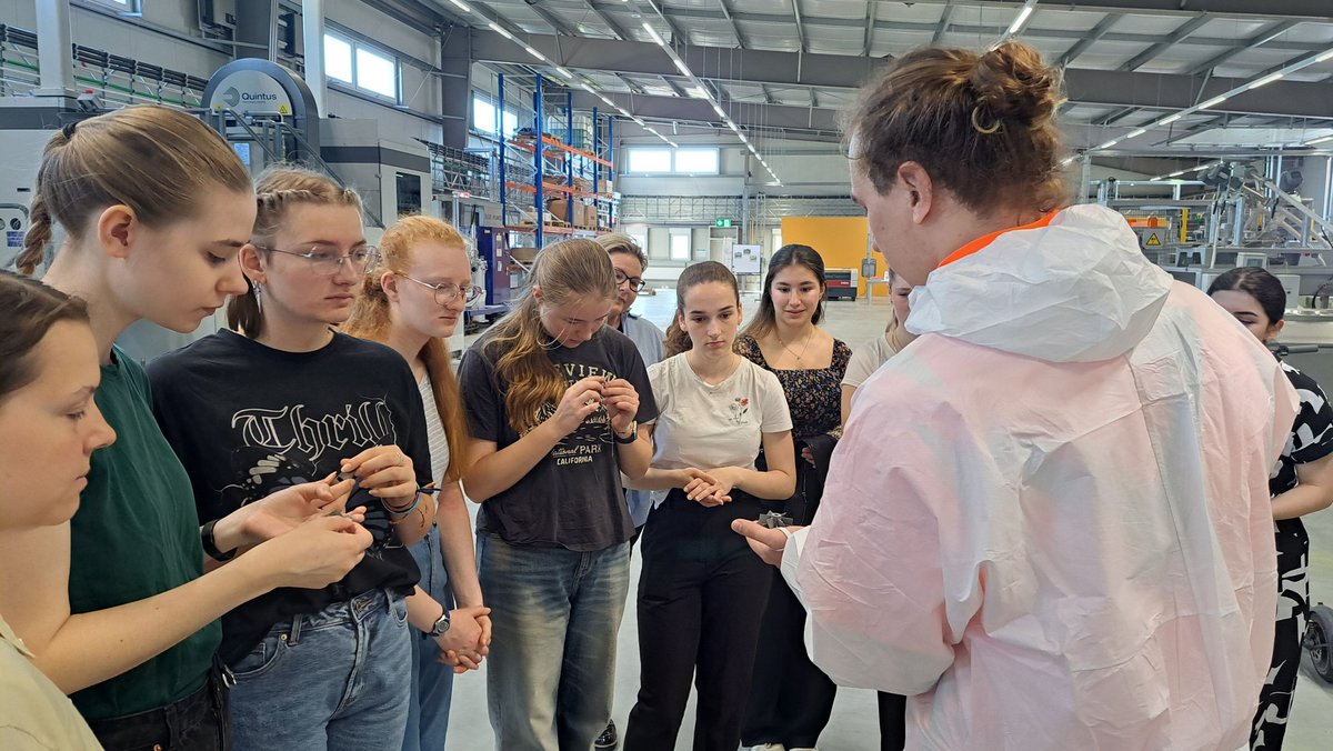 Die Teilnehmerinnen beim Besuch in der chesco Forschungsfabrik.