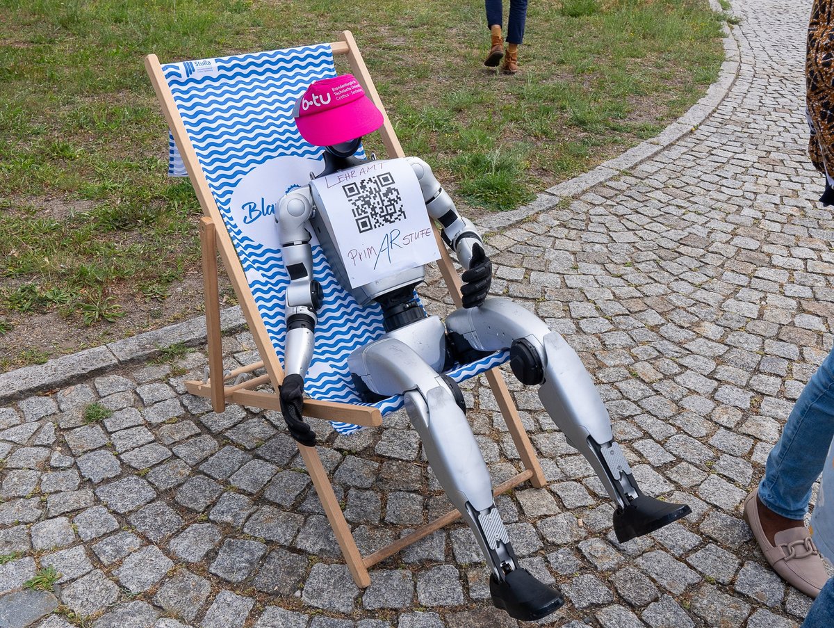 Ein Roboter im Liegestuhl.