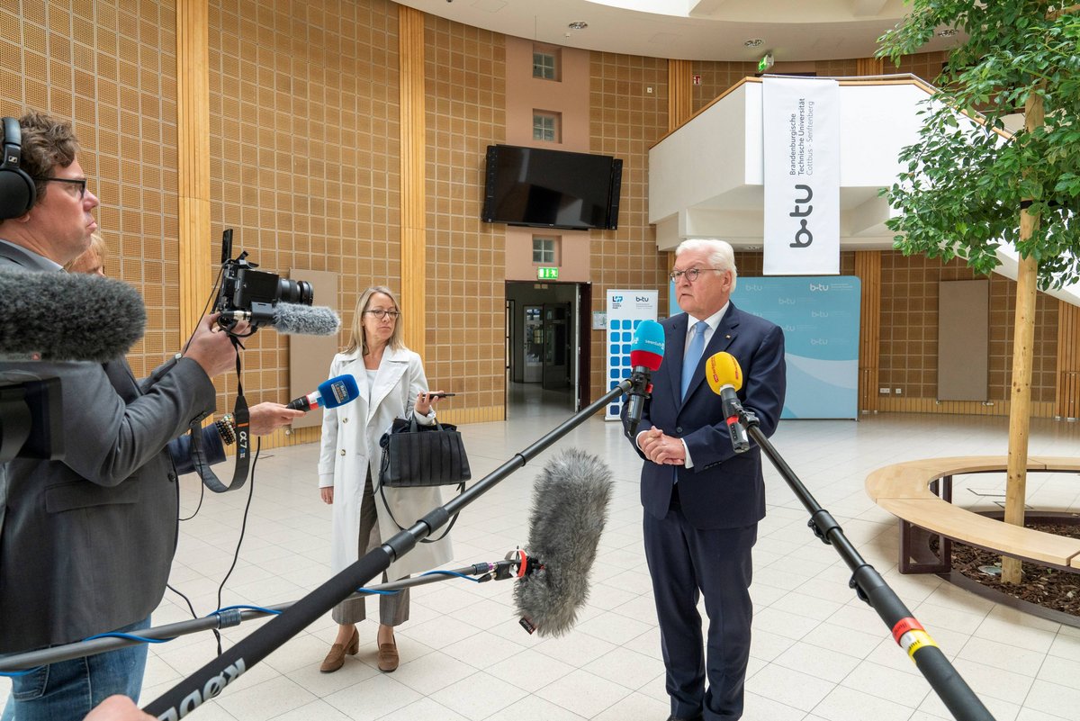 The Federal President speaking into microphones. Photo: BTU, Ralf Schuster